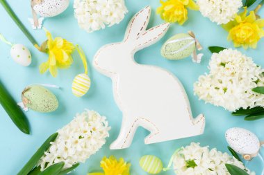 Beyaz yumurtalı Paskalya sahnesi