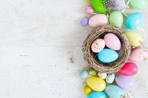 Velikonoční scéna s bílými vejci — Stock fotografie