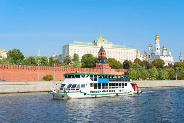 Utsikt Över Kreml Över Moskva River Med Flytande Båt Moskva — Stockfoto