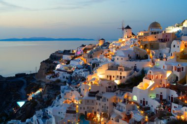 Geceleri Oia köyü, Santorini.