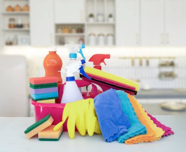 Düz arkaplanda temizlik araçları