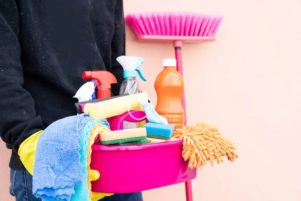 Caucasian woman holding basin with cleaning supplies — Stock Photo, Image