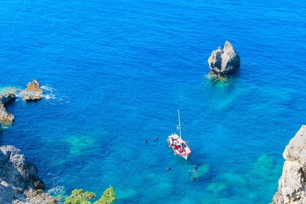 Yunanistan 'ın Korfu kentindeki Paleokastritsa plajı