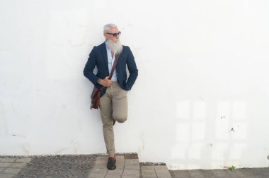 Telefonu olan yaşlı bir adam.