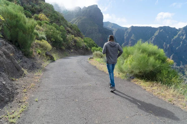 Kıdemli adam spor egzersizleri yapıyor.