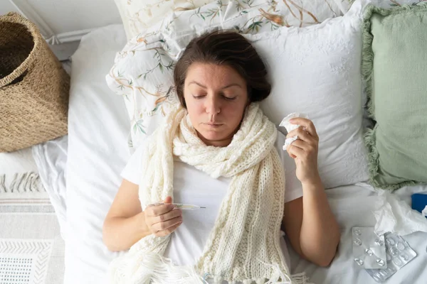 Donna malata a letto — Foto Stock