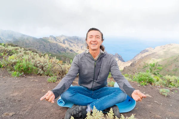 Homme d'âge moyen faisant du yoga — Photo