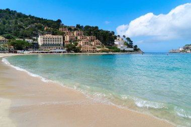 Port Soller plajı, altın gönderim ve temiz su, yazın Mallorca.