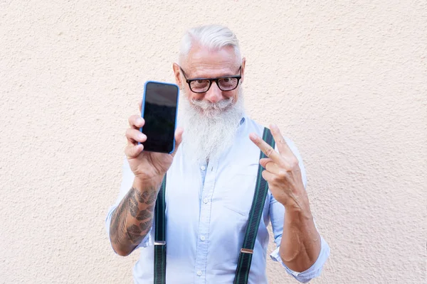 Senior man med en telefon — Stockfoto