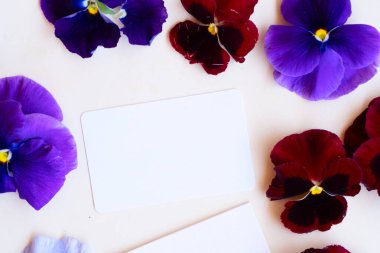 Çiçek desenli ibneler.