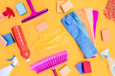 Düz arkaplanda temizlik araçları