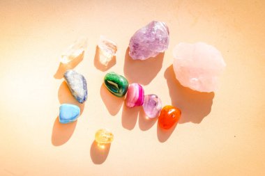 Kahverengi arkaplanda iyileştirici kristaller