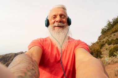 Dışarıda cep telefonu kullanan kıdemli sakallı.