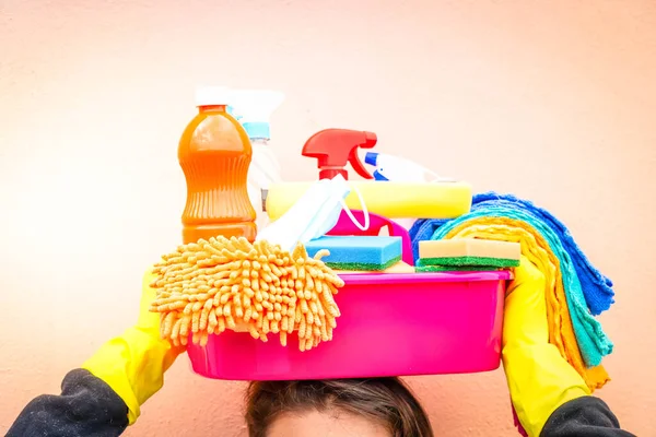 Caucasian woman holding basin with cleaning supplies — Stock Photo, Image