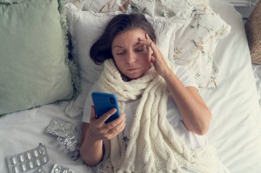 Hasta kadın yatakta.