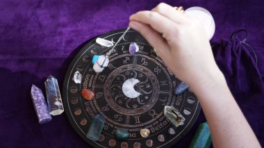 Astrolog ellerinin en üst görüntüsü