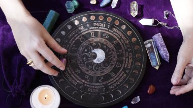 Astrolog ellerinin en üst görüntüsü