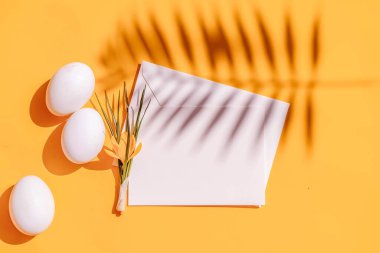 Beyaz yumurtalı Paskalya sahnesi