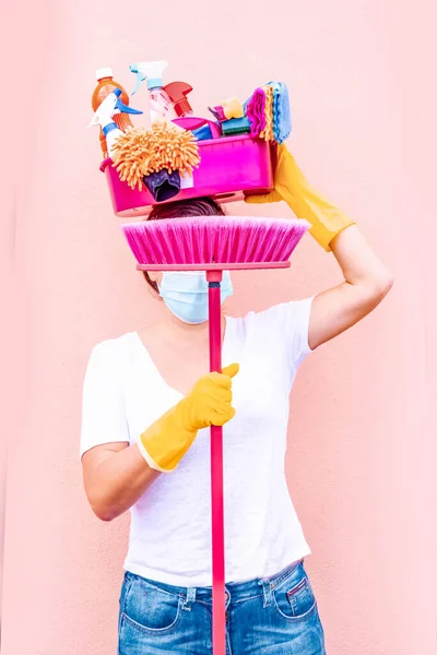 청소 용품을 담은 대야를 들고 있는 코카서스 여자 — 스톡 사진