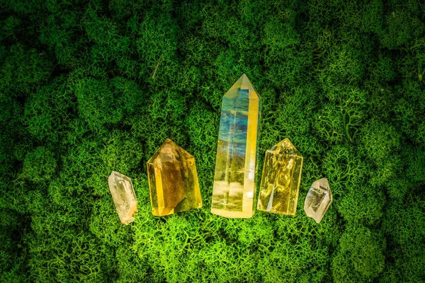 Cristalli curativi su sfondo marrone — Foto Stock
