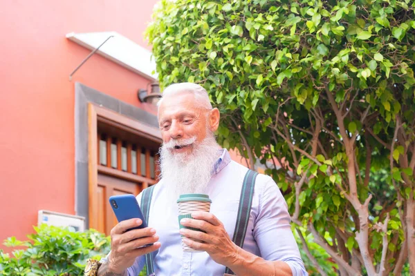 Homme âgé avec un téléphone — Photo