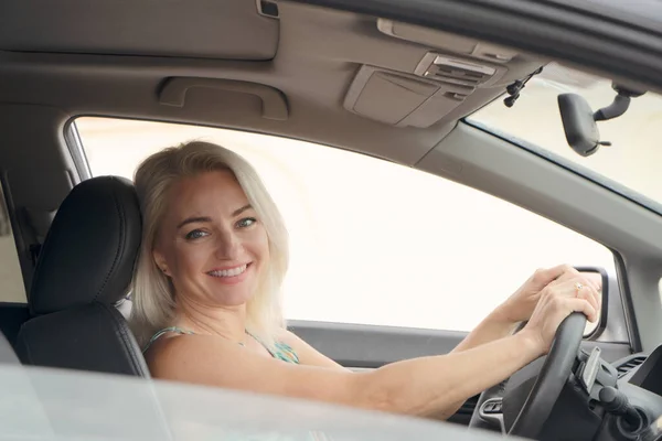 女性の運転車 — ストック写真