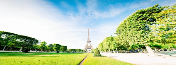 Eiffeltur och Paris stadsbild — Stockfoto