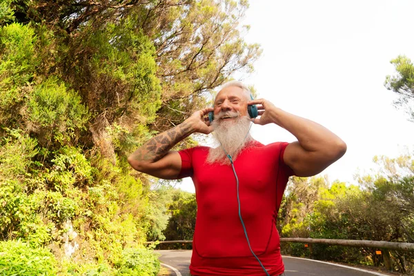 Homme âgé faisant des exercices sportifs — Photo