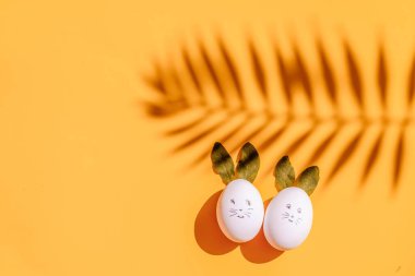 Beyaz yumurtalı Paskalya sahnesi