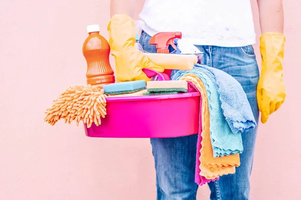 Caucasian woman holding basin with cleaning supplies — Stock Photo, Image