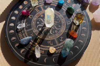 Kahverengi arkaplanda iyileştirici kristaller