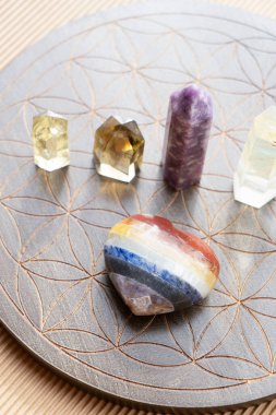 Kahverengi arkaplanda iyileştirici kristaller