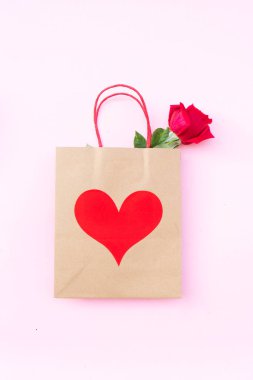 Masada koyu kırmızı güller