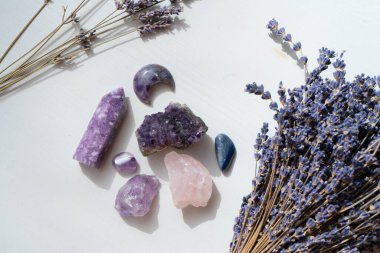 Kahverengi arkaplanda iyileştirici kristaller