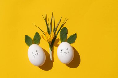 Beyaz yumurtalı Paskalya sahnesi