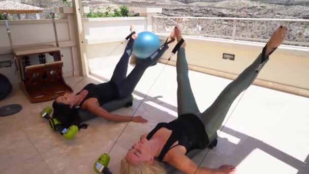 Schlanke, athletische Frau übt Pilates in den Sommerferien — Stockvideo