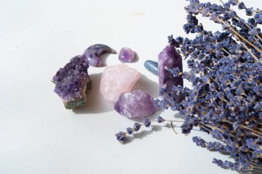 Kahverengi arkaplanda iyileştirici kristaller