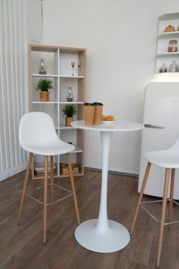 Mutfaktaki bar masası.