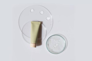 Cilt bakımı için şeffaf serum içeren cam petri kabı.