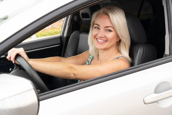 Mulher carro de condução — Fotografia de Stock