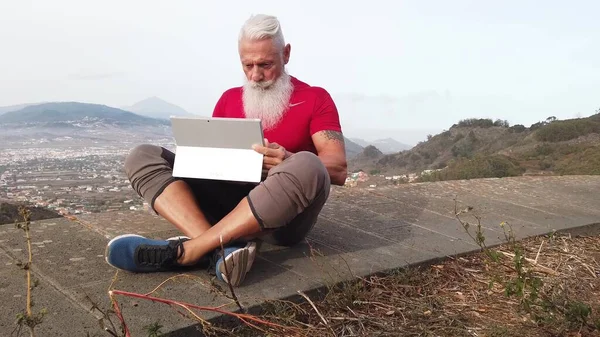 Homme âgé avec ordinateur portable — Photo