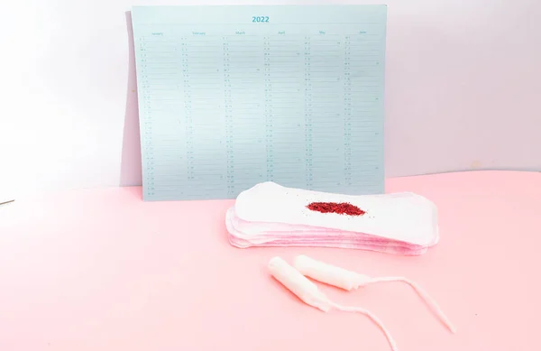Pad menstruasi dengan latar belakang kartu jadwal — Stok Foto