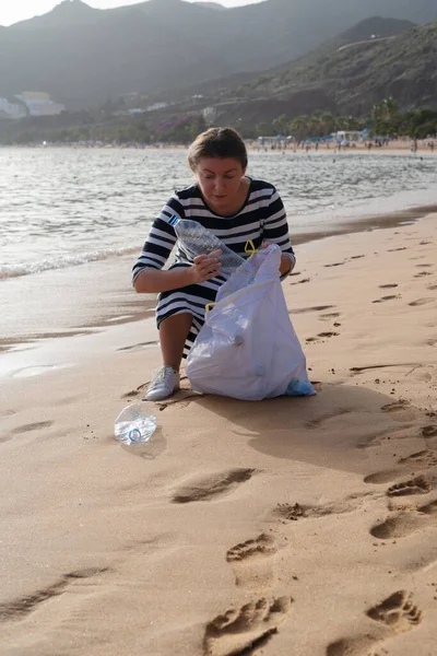 Membersihkan plastik di pantai. — Stok Foto