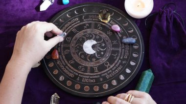Astrolog ellerinin en üst görüntüsü