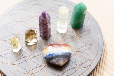 Kahverengi arkaplanda iyileştirici kristaller