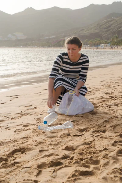 清洁海滩上的塑料. — 图库照片