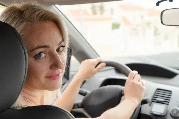 女性の運転車 — ストック写真