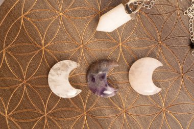 Kahverengi arkaplanda iyileştirici kristaller