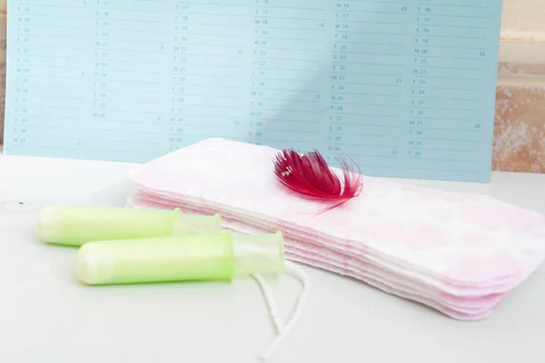 Menstrual pad with schedule card background — Stock Photo, Image