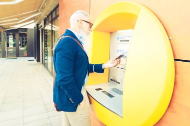 ATM 'li yaşlı adam.